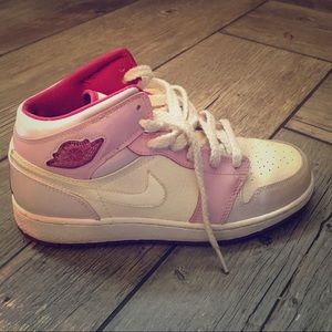 Nike Girls Youth Jordan 1 (GS) Size 5 “Soft Pearl”